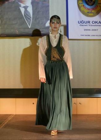 Türk kadını defilesinde yabancı mankenler - Resim 2