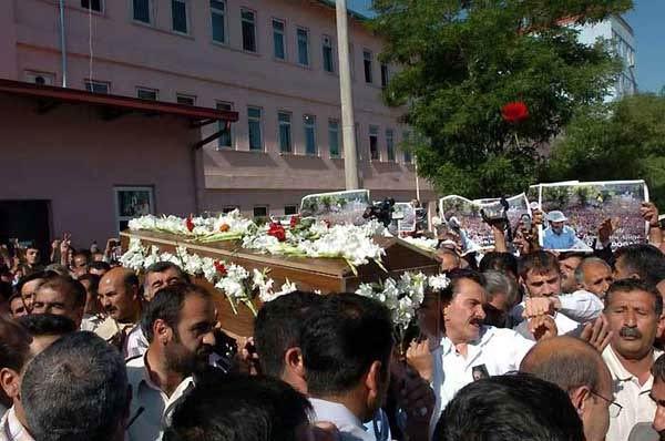 Cenaze alınırken arbede çıktı - Resim 11