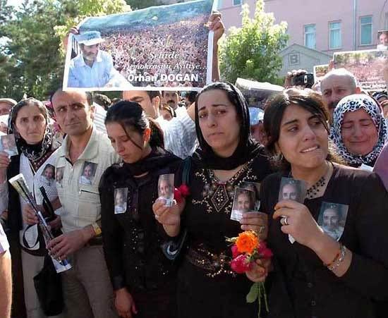 Cenaze alınırken arbede çıktı - Resim 9