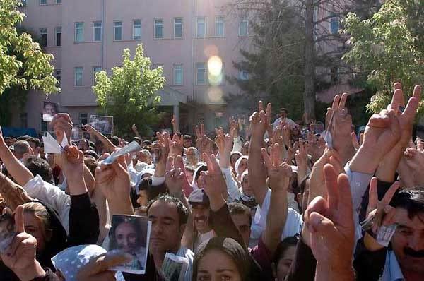 Cenaze alınırken arbede çıktı - Resim 8