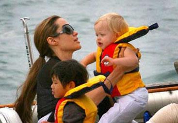 Angelina ve Brad yat turunda - Resim 6