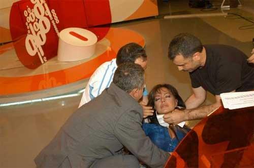 Meral Konrad canlı yayında bayıldı - Resim 7