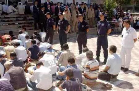 Diyarbakır'da Gül'ü kolundan öptüler - Resim 3
