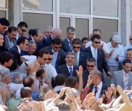 Diyarbakır'da Gül'ü kolundan öptüler - Resim 9