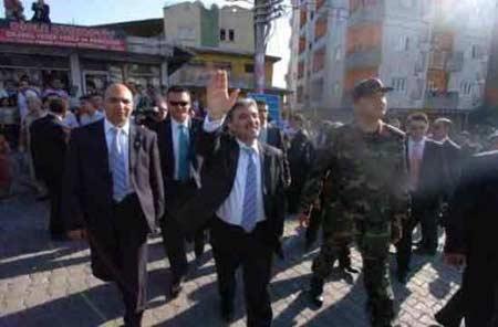 Diyarbakır'da Gül'ü kolundan öptüler - Resim 6