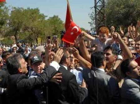 Diyarbakır'da Gül'ü kolundan öptüler - Resim 4