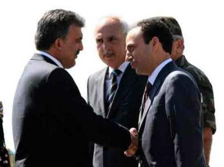 Diyarbakır'da Gül'ü kolundan öptüler - Resim 1