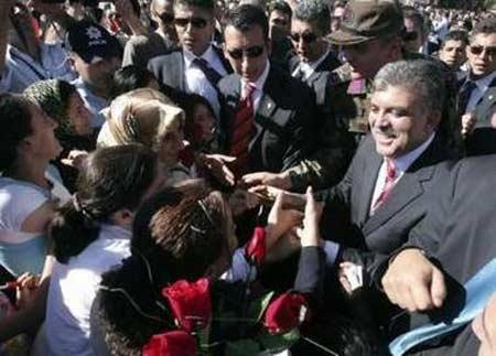 Diyarbakır'da Gül'ü kolundan öptüler - Resim 5