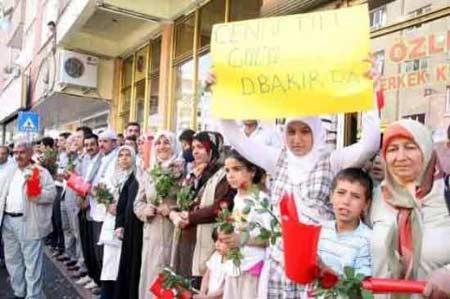 Diyarbakır'da Gül'ü kolundan öptüler - Resim 2