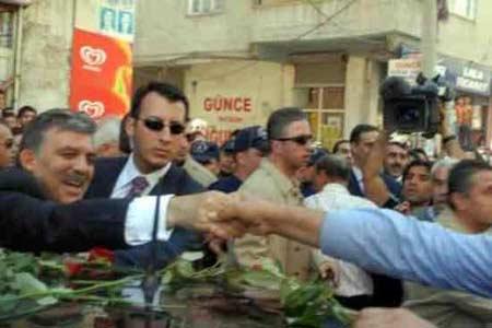 Diyarbakır'da Gül'ü kolundan öptüler - Resim 8