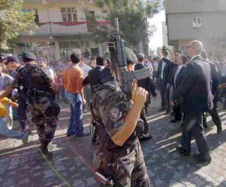 Diyarbakır'da Gül'ü kolundan öptüler - Resim 7