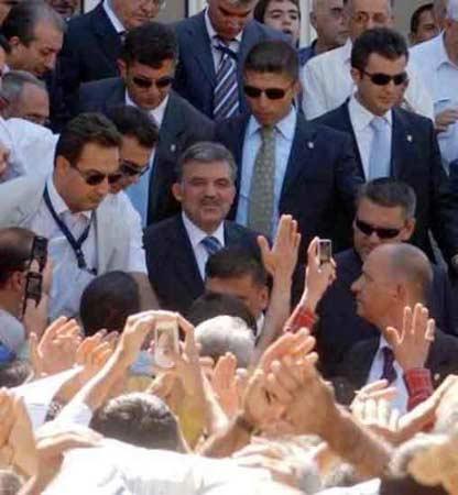 Diyarbakır'da Gül'ü kolundan öptüler - Resim 13