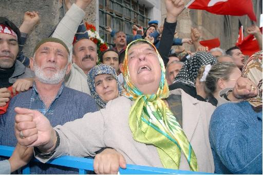 Şehitlerimiz son yolculuğuna uğurlanıyor - Resim 17