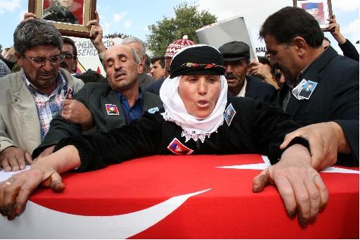 Şehitlerimiz son yolculuğuna uğurlanıyor - Resim 4