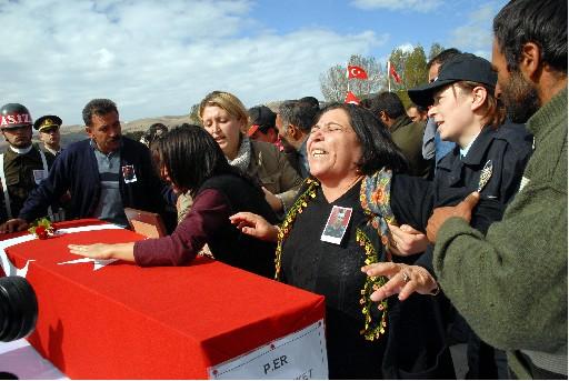 Şehitlerimiz son yolculuğuna uğurlanıyor - Resim 10