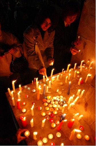 Şehitlere YÜZLERCE MUM FOTO GALERİ - Resim 6