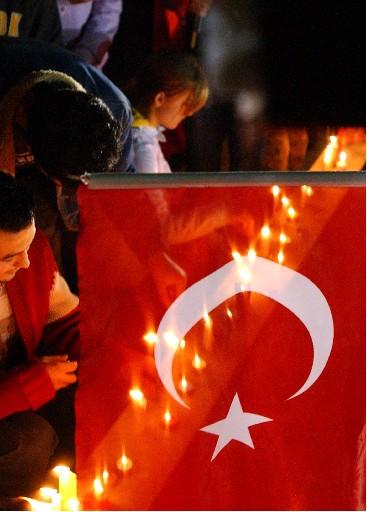 Şehitlere YÜZLERCE MUM FOTO GALERİ - Resim 1