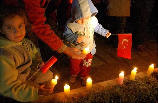 Şehitlere YÜZLERCE MUM FOTO GALERİ - Resim 4