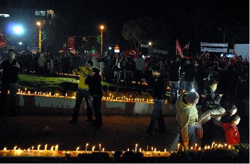 Şehitlere YÜZLERCE MUM FOTO GALERİ - Resim 3