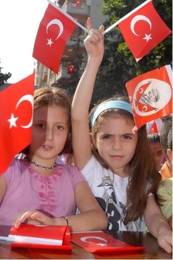 Yurt genelinde coşkulu bayram kutlamaları - Resim 3