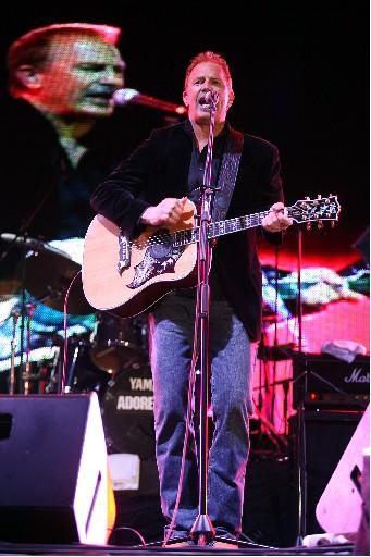 Kevin Costner İstanbul'da konser verdi - Resim 1