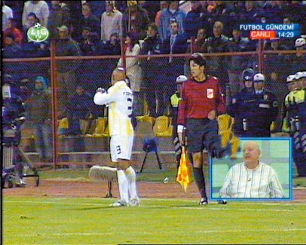 Carlos hakemi suladı - Resim 6