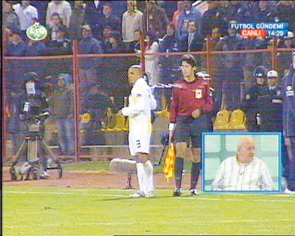 Carlos hakemi suladı - Resim 3