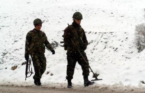 Mehmetçik hem PKK'yla hem karla savaşıyor - Resim 11