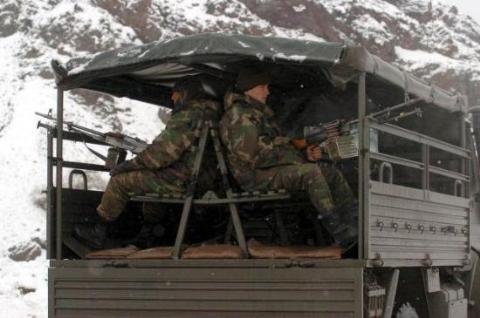 Mehmetçik hem PKK'yla hem karla savaşıyor - Resim 3