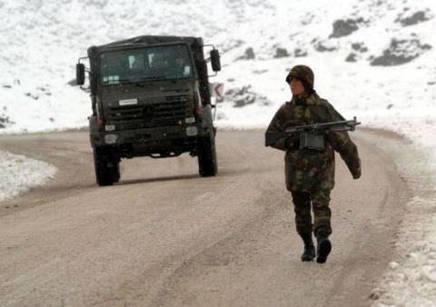 Mehmetçik hem PKK'yla hem karla savaşıyor - Resim 17