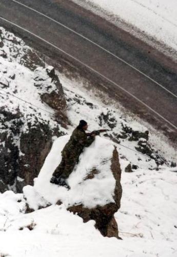 Mehmetçik hem PKK'yla hem karla savaşıyor - Resim 12