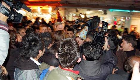 Taksim'de turist kızlara taciz - Resim 1