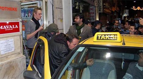 Taksim'de turist kızlara taciz - Resim 3
