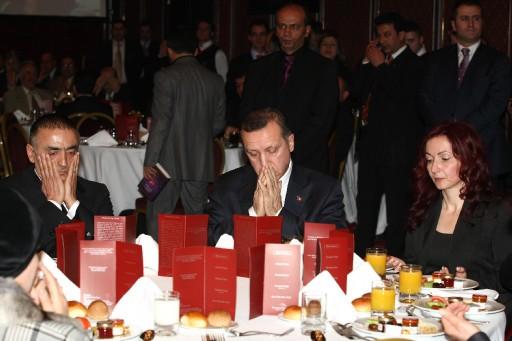 Erdoğan tartışmalı Alevi iftarına katıldı