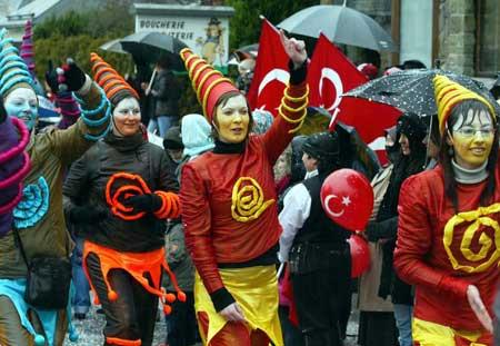 Böyle olur 'Türk köyü'nde karnaval  - Resim 7