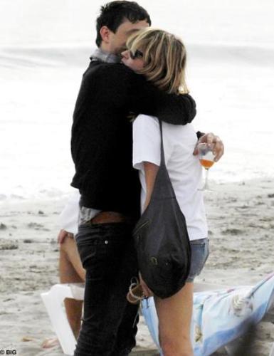 Kate Moss yeni sevgilisiyle sarmaş dolaş - Resim 1