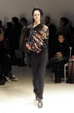 Japon tasarımcıdan ilginç defile - Resim 6