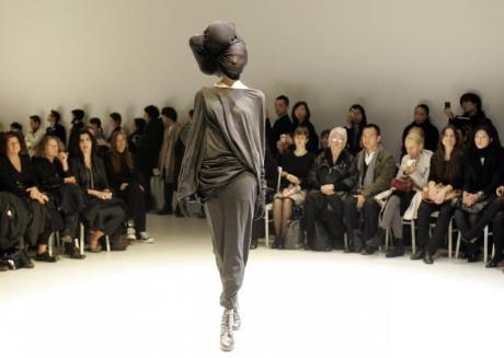 Japon tasarımcıdan ilginç defile - Resim 15