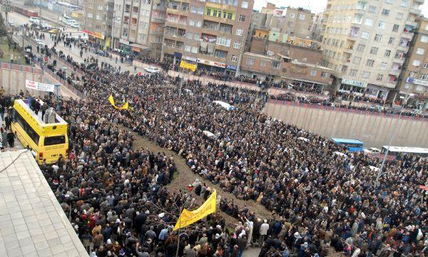 Diyarbakır'da PKK bayrakları açıldı - Resim 15