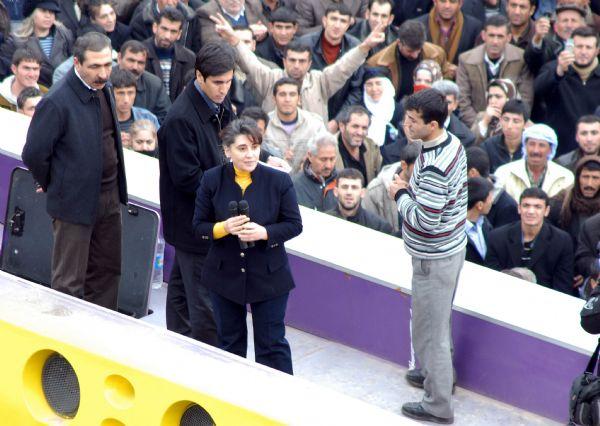Diyarbakır'da PKK bayrakları açıldı - Resim 13