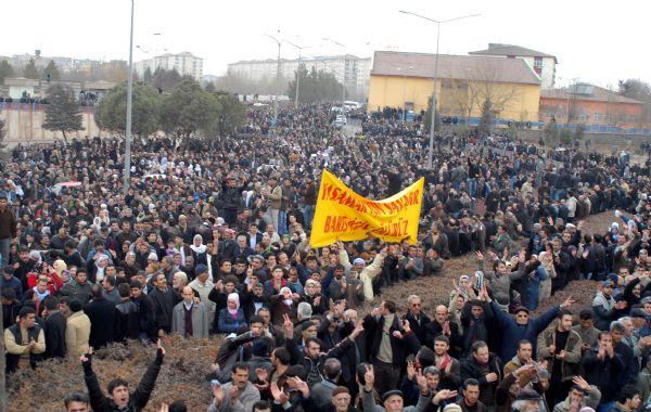 Diyarbakır'da PKK bayrakları açıldı - Resim 2