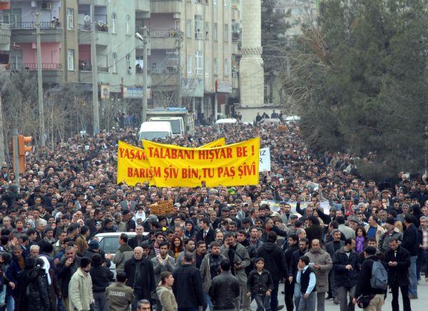 Diyarbakır'da PKK bayrakları açıldı - Resim 4