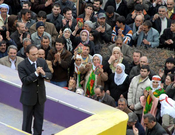 Diyarbakır'da PKK bayrakları açıldı - Resim 7