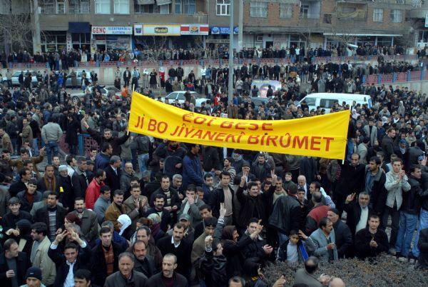 Diyarbakır'da PKK bayrakları açıldı - Resim 5