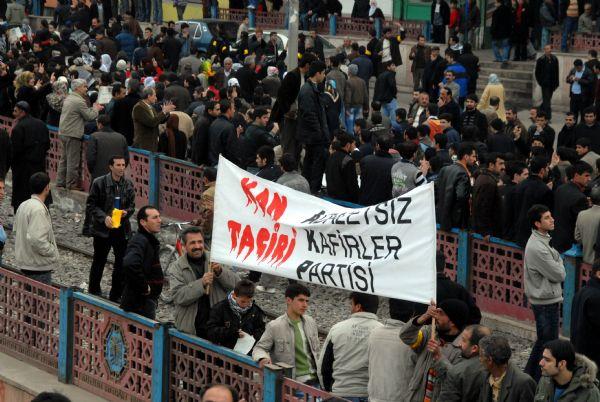 Diyarbakır'da PKK bayrakları açıldı - Resim 6
