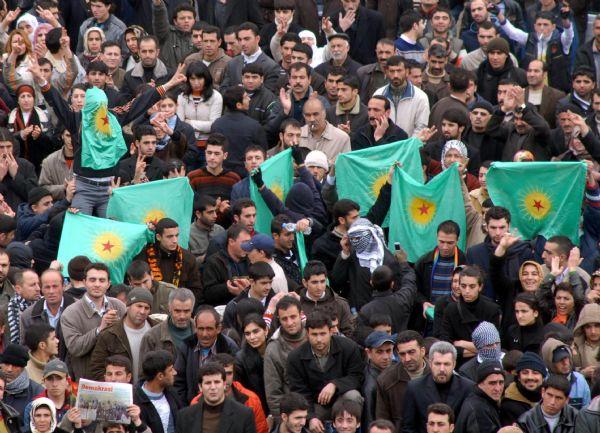 Diyarbakır'da PKK bayrakları açıldı - Resim 3