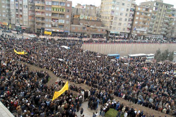 Diyarbakır'da PKK bayrakları açıldı - Resim 8