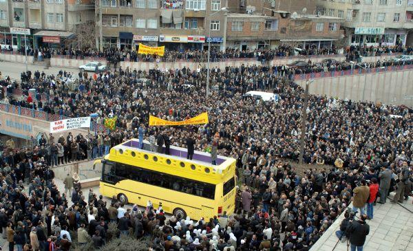 Diyarbakır'da PKK bayrakları açıldı - Resim 18