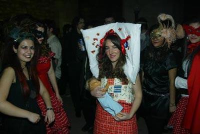 Üniversitede türbanlı kıyafet balosu