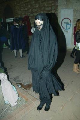 Üniversitede türbanlı kıyafet balosu